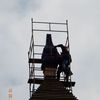 Montaż zwieńczenia wieży kościoła ewangielicko-augsburskiego w Wielbarku