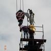 Montaż zwieńczenia wieży kościoła ewangielicko-augsburskiego w Wielbarku