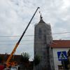 Montaż zwieńczenia wieży kościoła ewangielicko-augsburskiego w Wielbarku