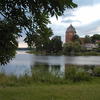 Widok na jezioro Kalwa. W tle wieża Kościoła ewangelickiego