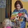 Czytanie bajek w Oddziale Przedszkolnym Gminnego Przedszkola w Nowinach przy ulicy Łomżyńskiej
