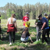 Sadzenie drzew przez uczniów Szkoły Podstawowej w Olszynach