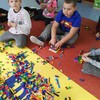 Kodowanie na dywanie z klockami LEGO