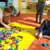 Kodowanie na dywanie z klockami LEGO