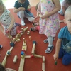 Zabawy konstrukcyjne klockami drewnianymi 