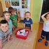 Zabawy z wodą: wodne pojazdy i dźwięki wody