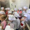 Poznajemy zawód kucharki- wycieczka do przedszkolnej kuchni