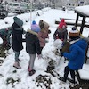 Pierwszy śnieg - zabawy w ogrodzie