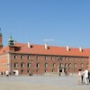 Zamek Królewski podczas wojny i obecnie po odbudowie, źródło fotografii- wikipedia