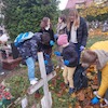 Szkolny Klub Wolontariatu SP6 w akcji sprzątania grobów