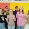 Młodzi technicy drukują ażurowe formy dekoracyjne długopisami 3D