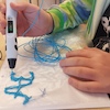Młodzi technicy drukują ażurowe formy dekoracyjne długopisami 3D