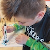 Młodzi technicy drukują ażurowe formy dekoracyjne długopisami 3D