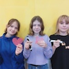Młodzi technicy drukują ażurowe formy dekoracyjne długopisami 3D