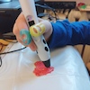 Młodzi technicy drukują ażurowe formy dekoracyjne długopisami 3D