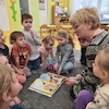 Pani Dyrektor czyta dzieciom wiersz 