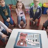 Pudełko pełne książek z biblioteki