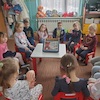 Pudełko pełne książek z biblioteki