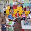 Pudełko pełne książek z biblioteki