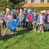 Sprzątamy okolice przedszkola bo 