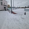 Pracownicy Stadionu Miejskiego w akcji - mimo zimowej aury, dbają o bezpieczeństwo.