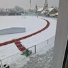 Pracownicy Stadionu Miejskiego w akcji - mimo zimowej aury, dbają o bezpieczeństwo.