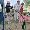 Wspólne zabawy na placu zabaw
