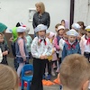 Przedszkolaki żegnają ,,Kwiatuszki